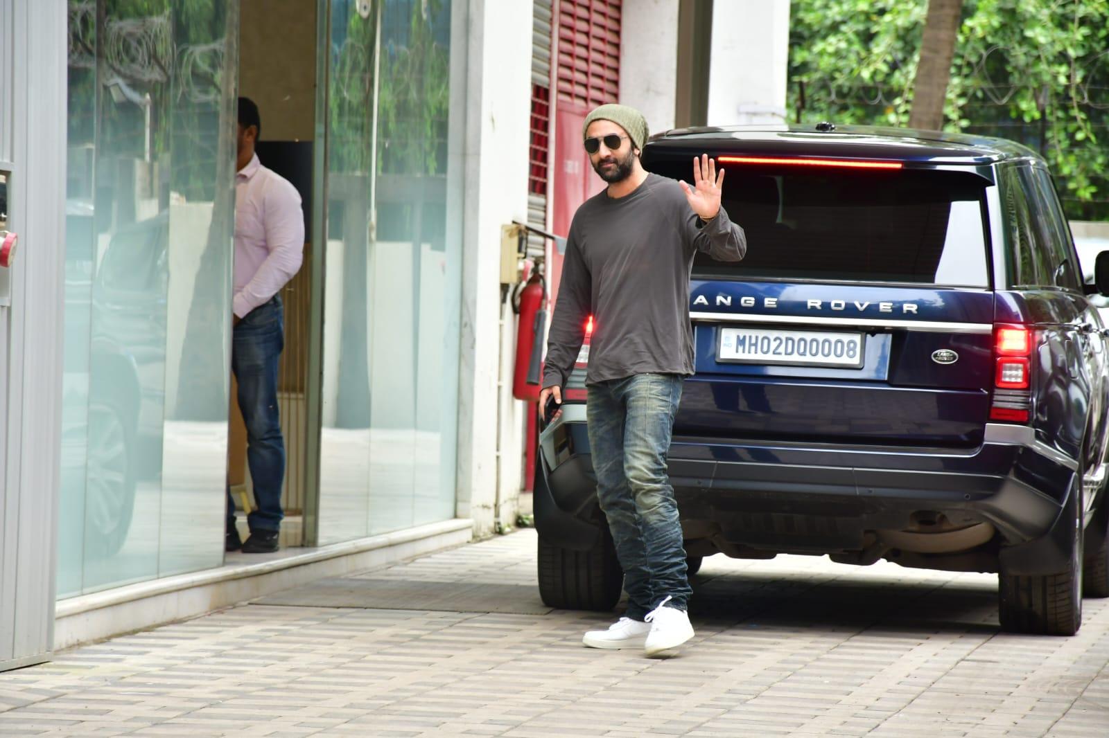 Ranbir graciously smiled and waved for the paparazzi who were in wait for him at the location